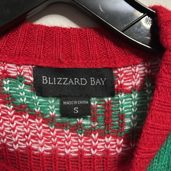 Blizzard Bay Gains Bodybuilder Santa Men's Sweater Small Green and Red - Picture 3 of 5